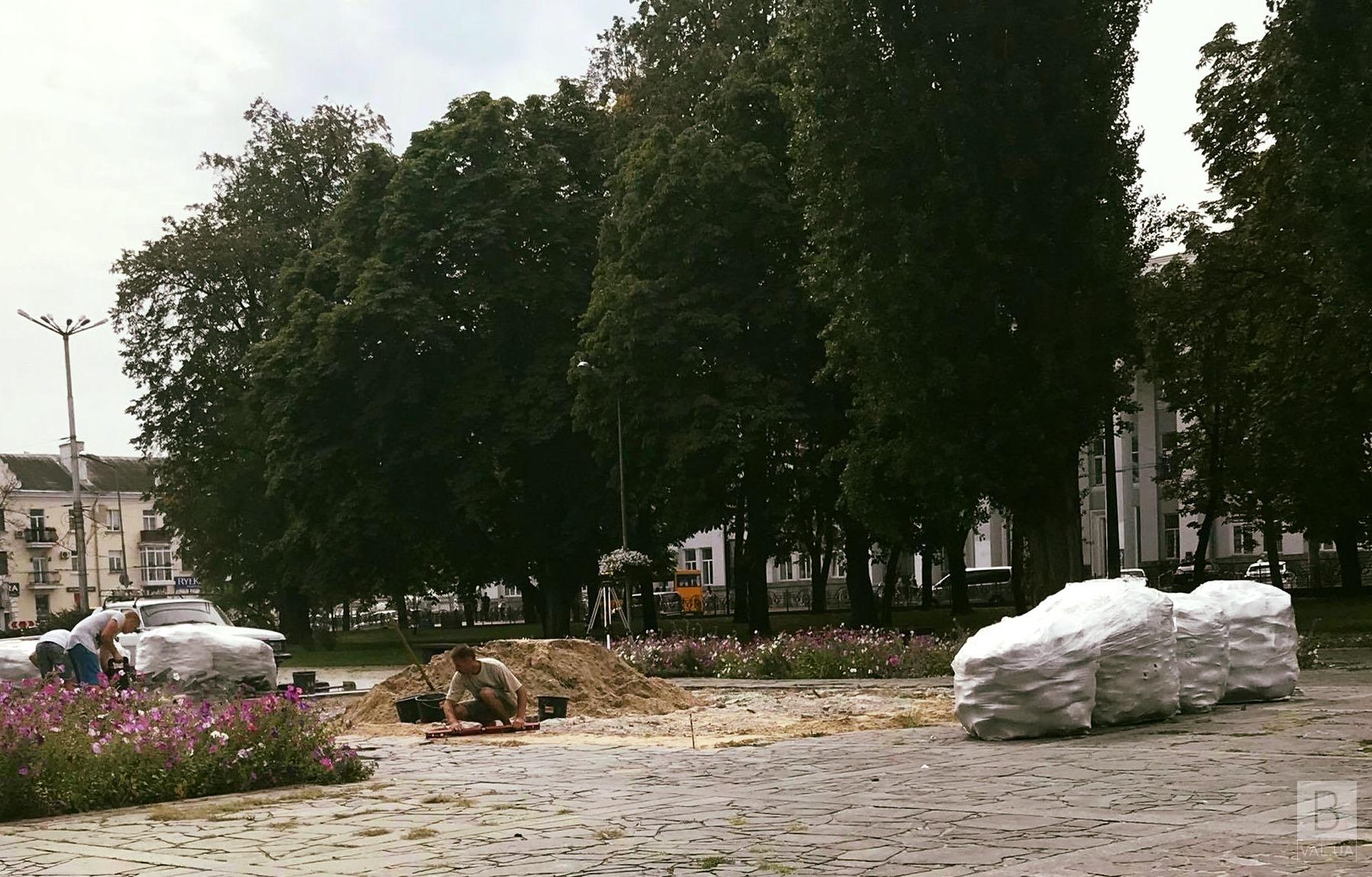 На місці знесеного пам'ятника Леніну облаштовують квітник-габіон. ФОТО