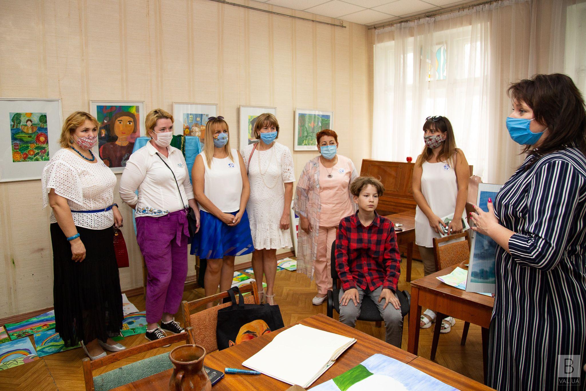 Мистецтво має створюватись в комфорті: Чернігівська дитяча художня школа отримала нові стільці 