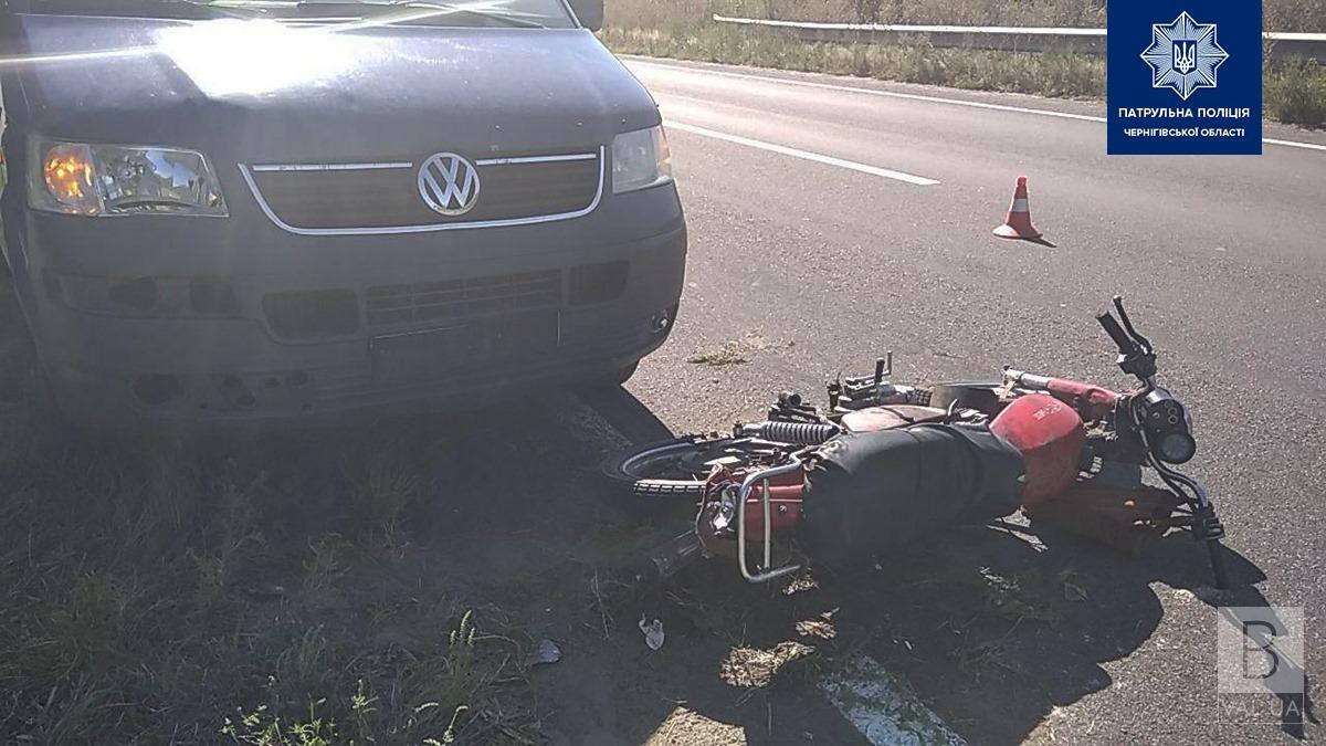 На київській трасі п’яний 34-річний водій мотоцикла зіткнувся з мікроавтобусом