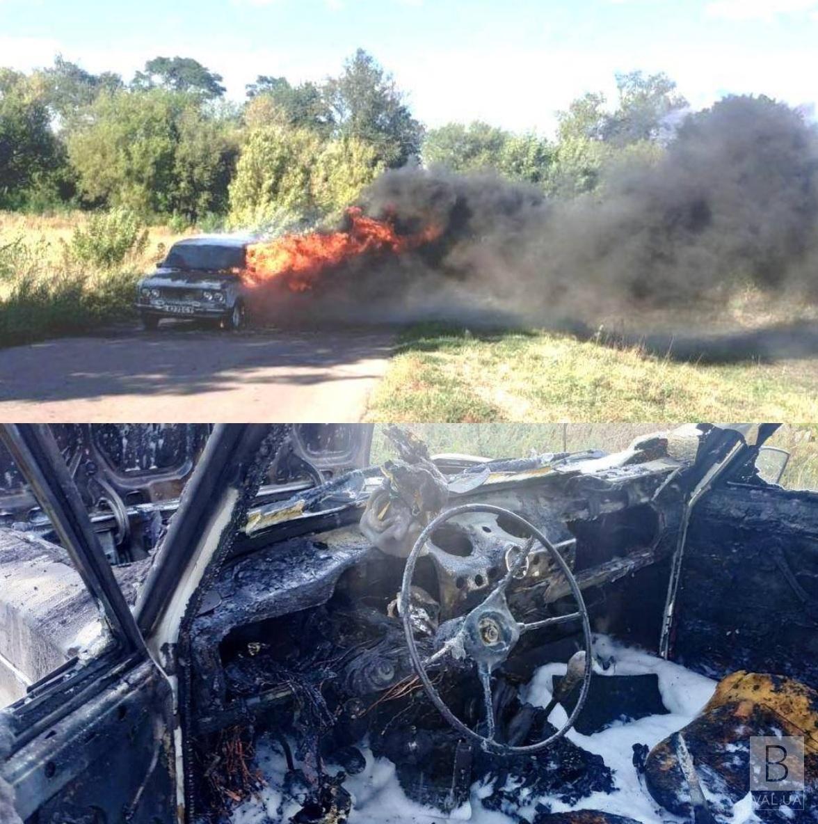 На Чернігівщині згоріли два «ВАЗи». ФОТО