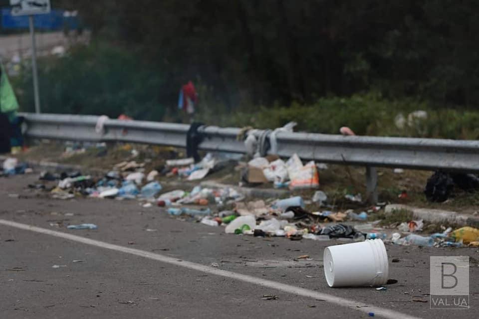  Вивезли півтора камази сміття: дорожники прибрали після хасидів у Нових Яриловичах