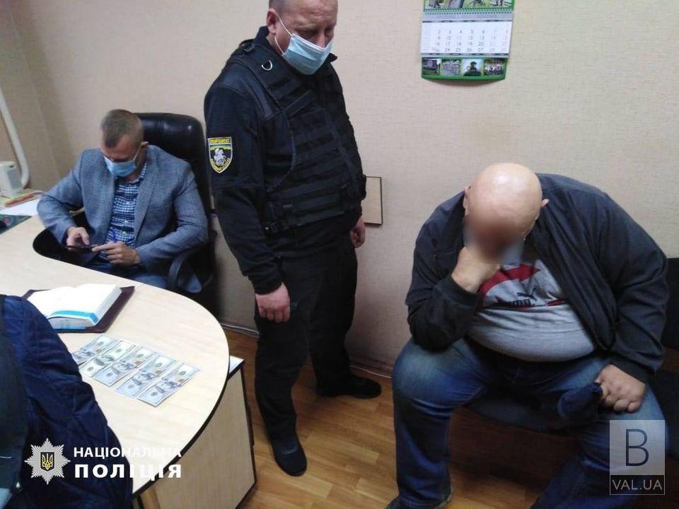 У Чернігові затримали 63-річного іноземця за розповсюдження порнографії та спробу підкупу поліції
