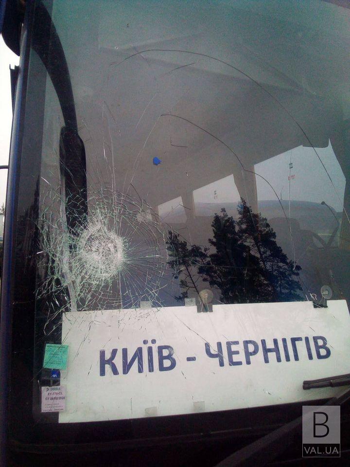 Невідомі потрощили вікна в автобусі компанії-перевізника, що возить з Чернігова до Києва за найнижчою ціною