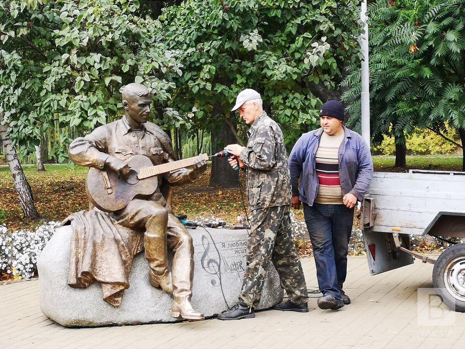 У Ніжині відновлюють пам'ятник Бернесу, який постраждав від рук вандалів ФОТОфакт