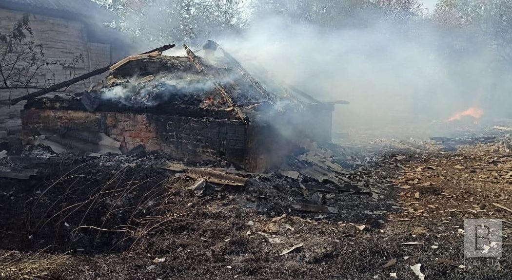 Спалювала суху траву: у селі на Корюківщині згоріли три будівлі, ще 7 вдалося врятувати
