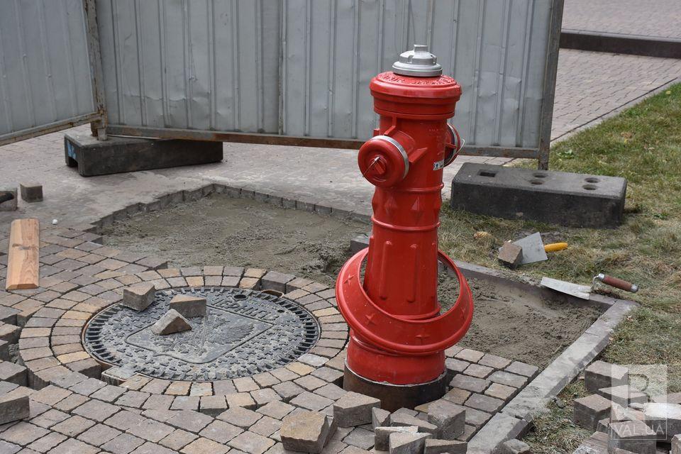 У центрі Чернігова встановили перший надземний гідрант. ФОТО