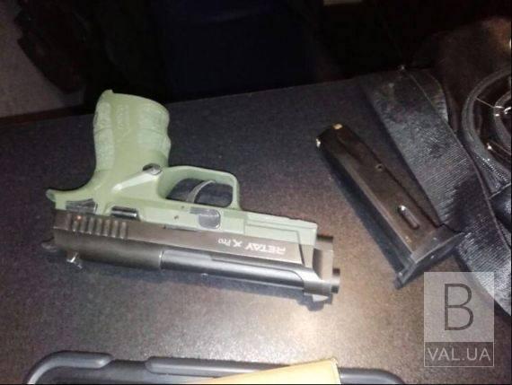 28-річний чернігівець погрожував охороні клубу пістолетом