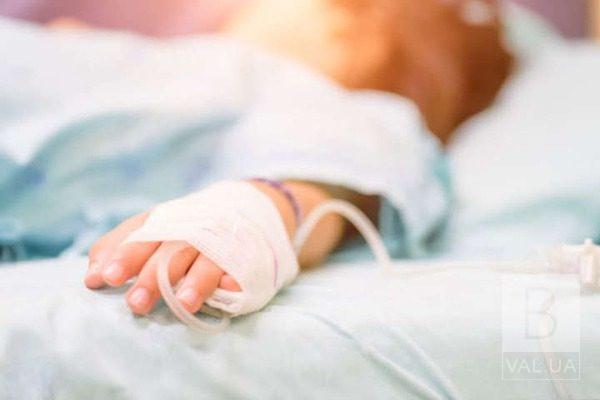 На Чернігівщині на трирічну дитину впала шафа: маля в лікарні