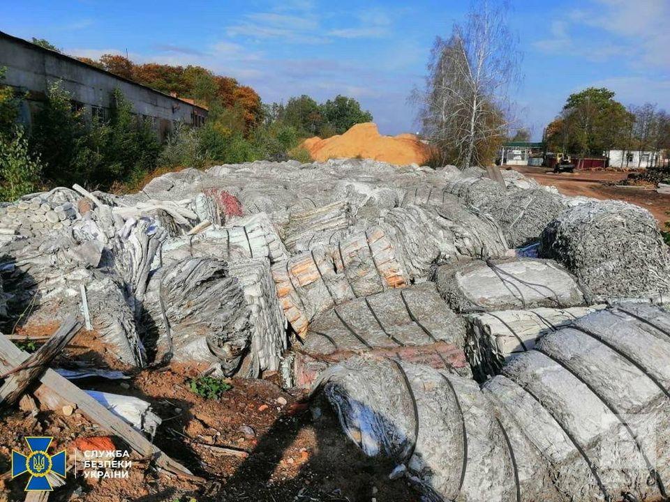 500 тонн відходів: на Чернігівщині СБУ викрили несанкціоноване звалище підприємства. ФОТО