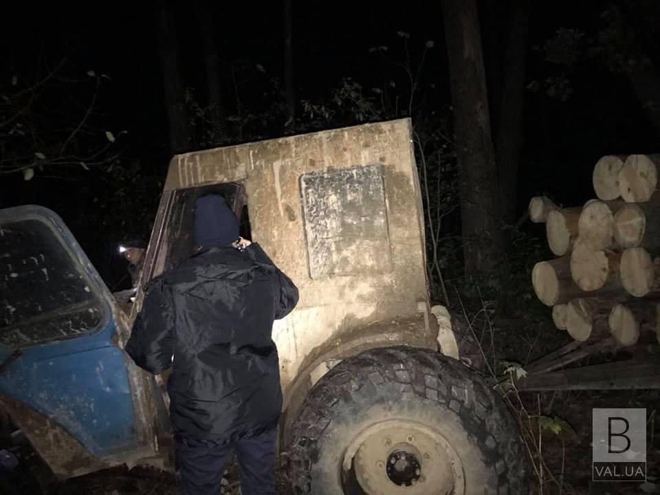 У Чернігівському районі виявили лісокрадіїв з повним причепом деревини. ФОТО