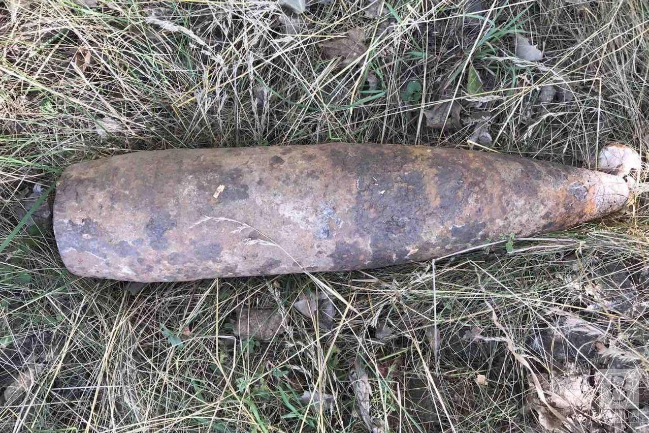 На Чернігівщині під час проведення земляних робіт чоловік знайшов артилерійський снаряд