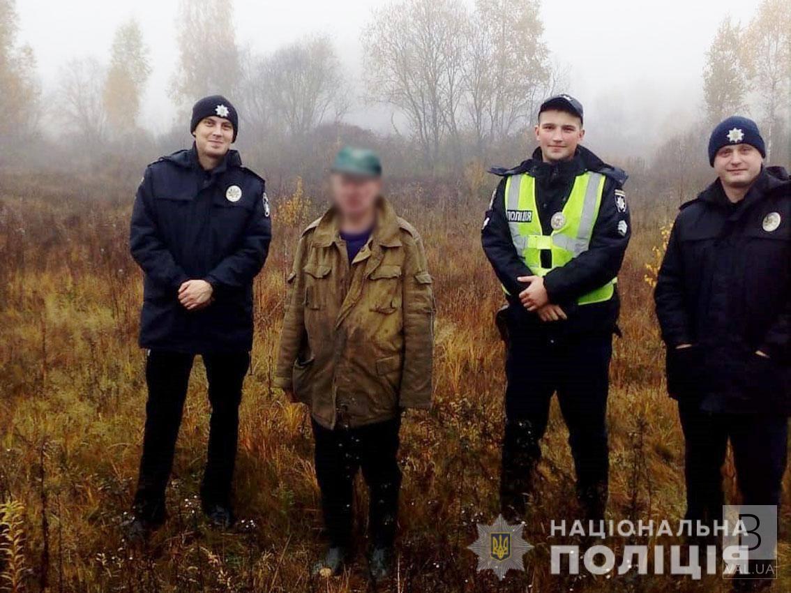 На Чернігівщині поліцейські знайшли грибника, який заблукав у лісі