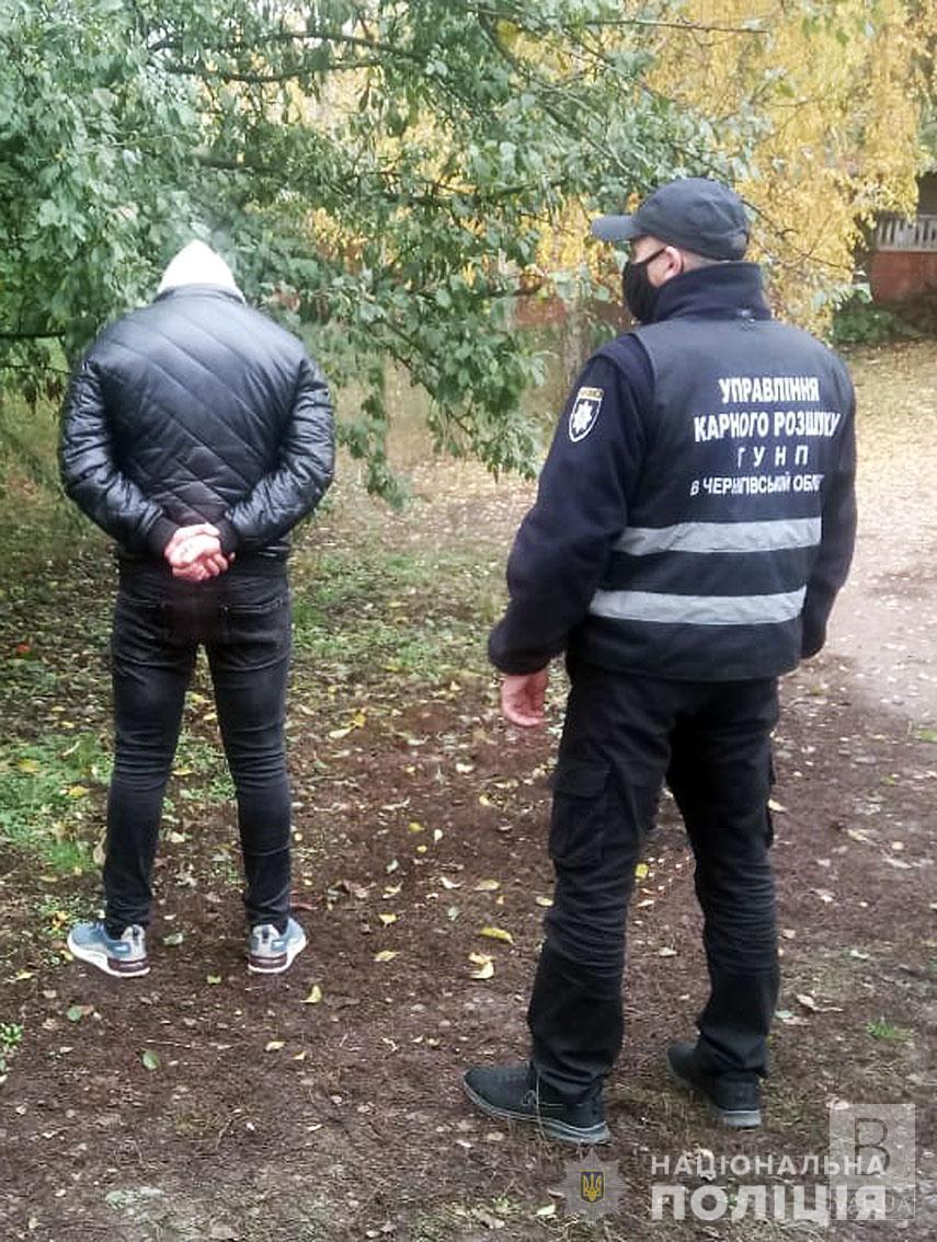 На Чернігівщині затримали чоловіка, який із ножем напав на дільничного