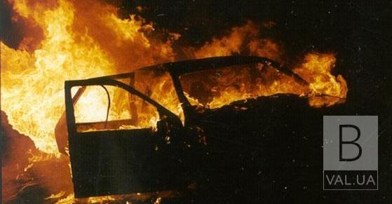 На Чернігівщині згоріли дві будівлі та легковик «Mazda»