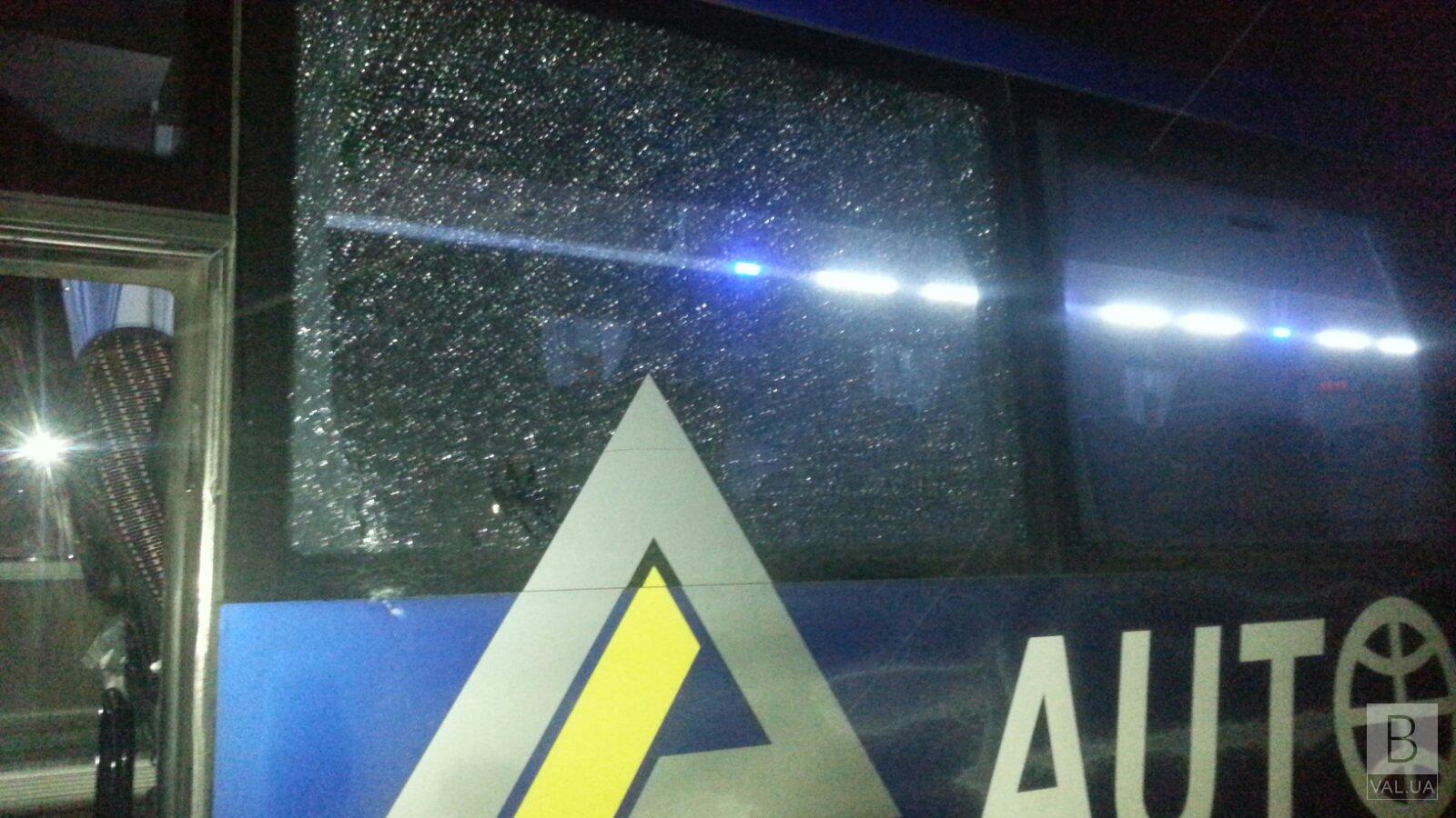 У Чернігові напали на автобус «AUTOLUX» з пасажирами у салоні. ФОТО