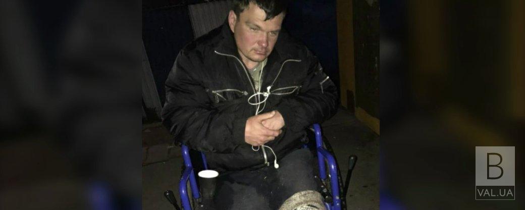 Переселенець зі Сходу без ніг майже місяць живе на вулиці у Чернігові