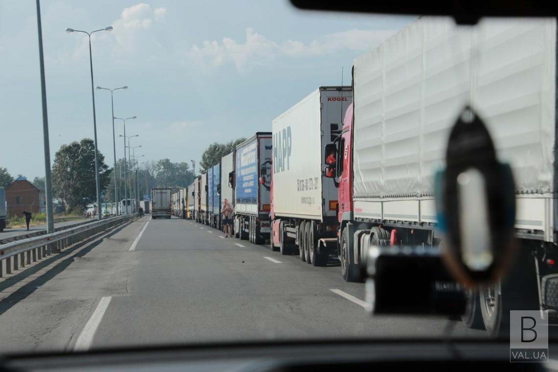На Чернігівщині на кордоні з Росією у заторі стоїть понад 200 вантажівок