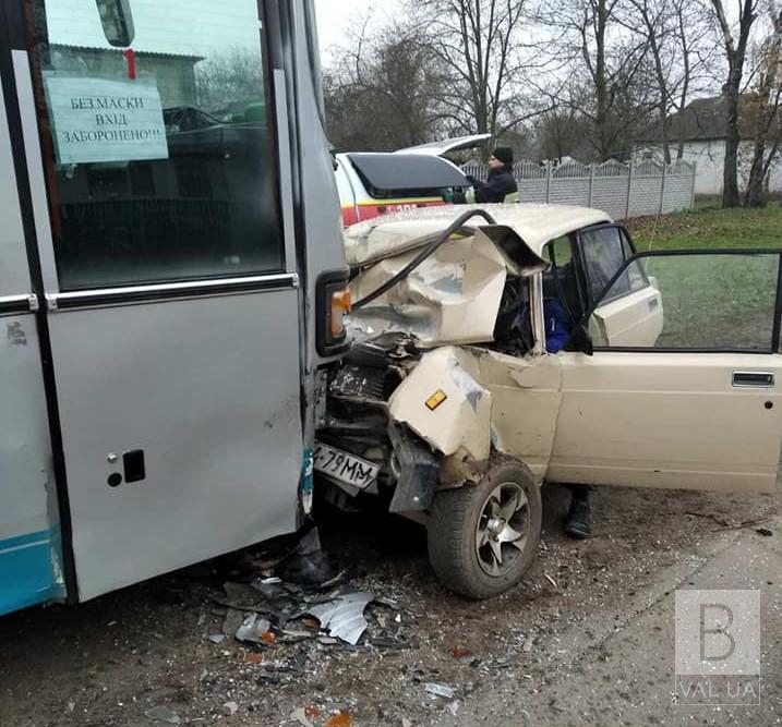 На Чернігівщині рятувальники деблокували загиблого водія з понівеченої автівки. ФОТО 