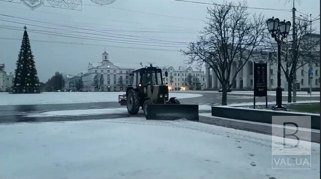 У Чернігові 10 одиниць техніки вийшли на розчистку центра міста від снігу