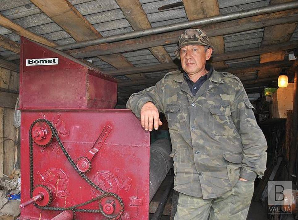 Винахідник з Чернігівщині власноруч змайстрував комбайн, який відокремлює насіння з гарбузів