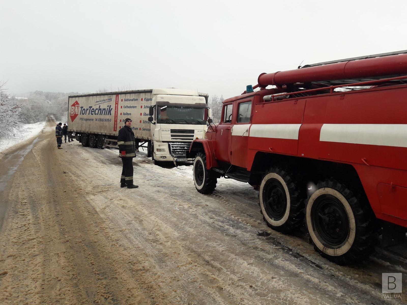  Рятувальники Сіверщини вивільнили фуру із снігового замету 