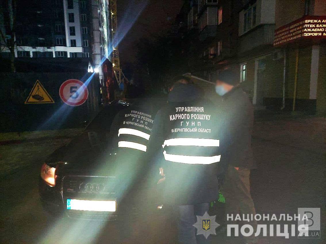 У Чернігові затримали трьох іноземців, яких підозрюють у серії квартирних крадіжок. ФОТО
