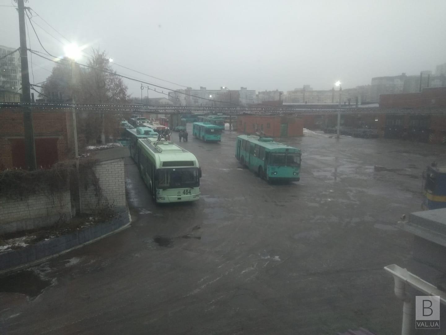 Транспортний колапс у Чернігові: через обледеніння дротів тролейбуси не вийшли на маршрути