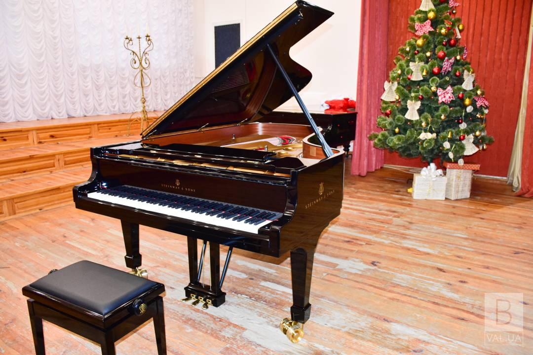 Чернігівська музична школа №1 отримала «під ялинку» унікальний рояль. ФОТО