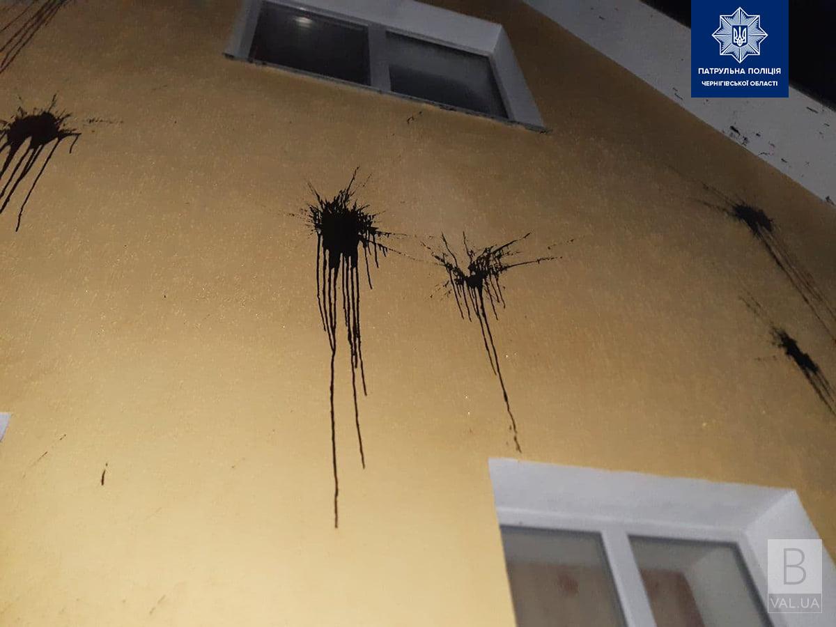 У Чернігові вночі 42-річний чоловік жбурляв фарбою у стіну приватного будинку. ФОТО