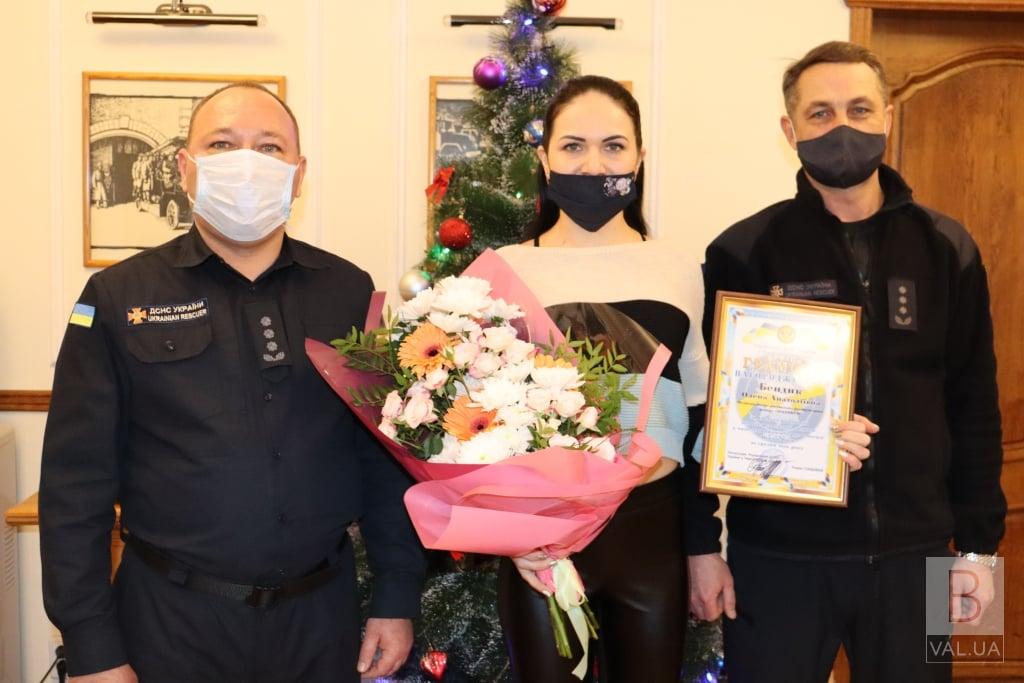 Чернігівські рятувальники нагородили медсестру з Ніжина, яка врятувала життя чоловіку в електричці. ФОТО