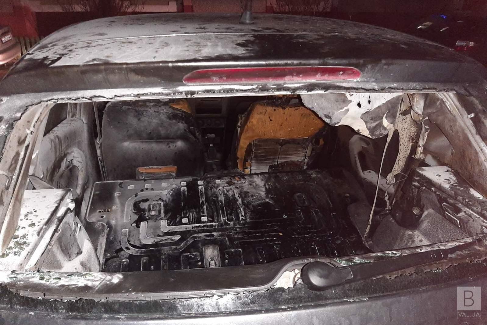 В Чернигове загорелась машина, в которую попал фейерверк. ФОТОфакт