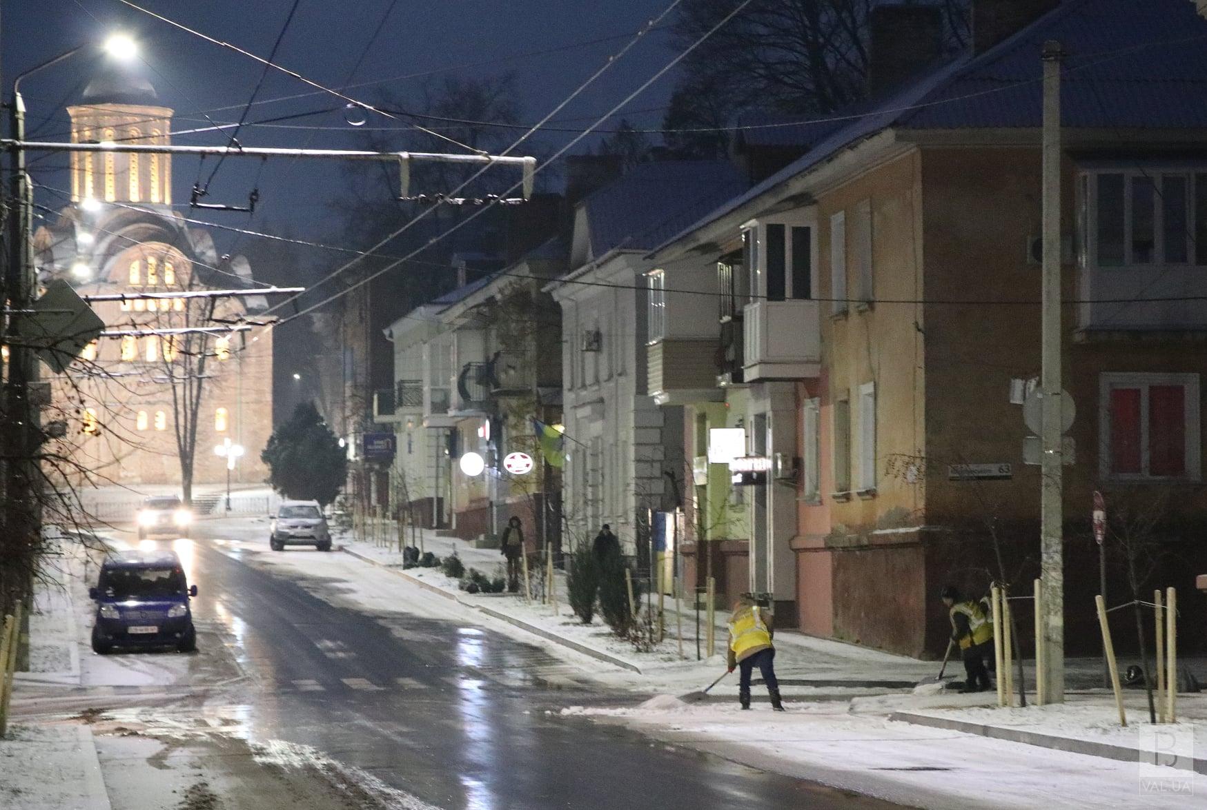 У Чернігові вночі 11 машин та 10 тракторів розчищали місто від снігу. ФОТО