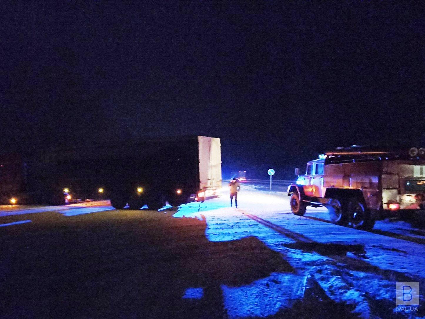 На Чернігівщині рятувальники дістали вантажівку з кювету