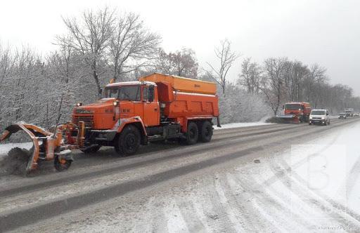 Для розчищення доріг від снігу на автошляхах області працюють 34 одиниці спецтехніки
