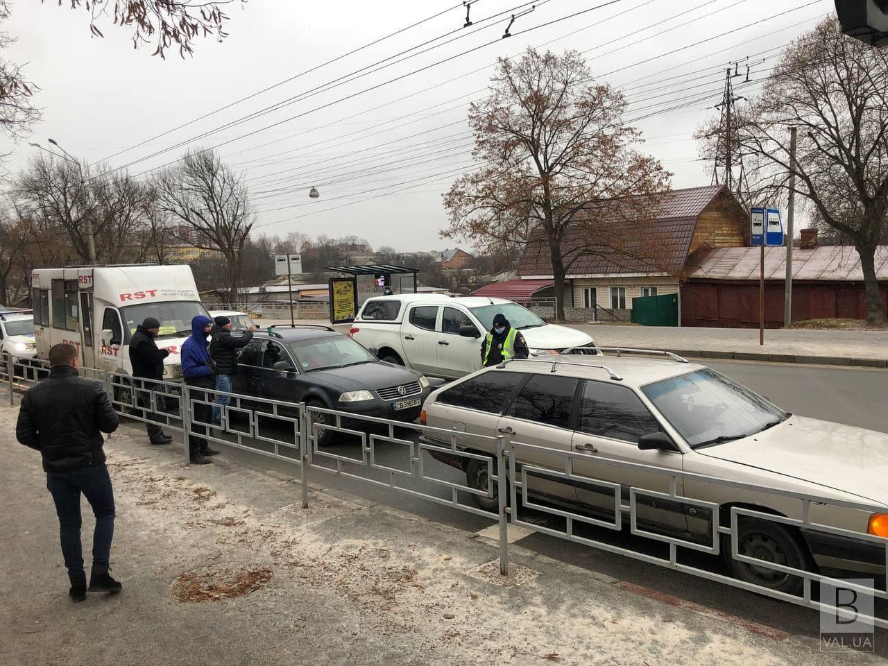 Потрійна ДТП у Чернігові: маршрутка зіткнулась із двома легковиками на світлофорі