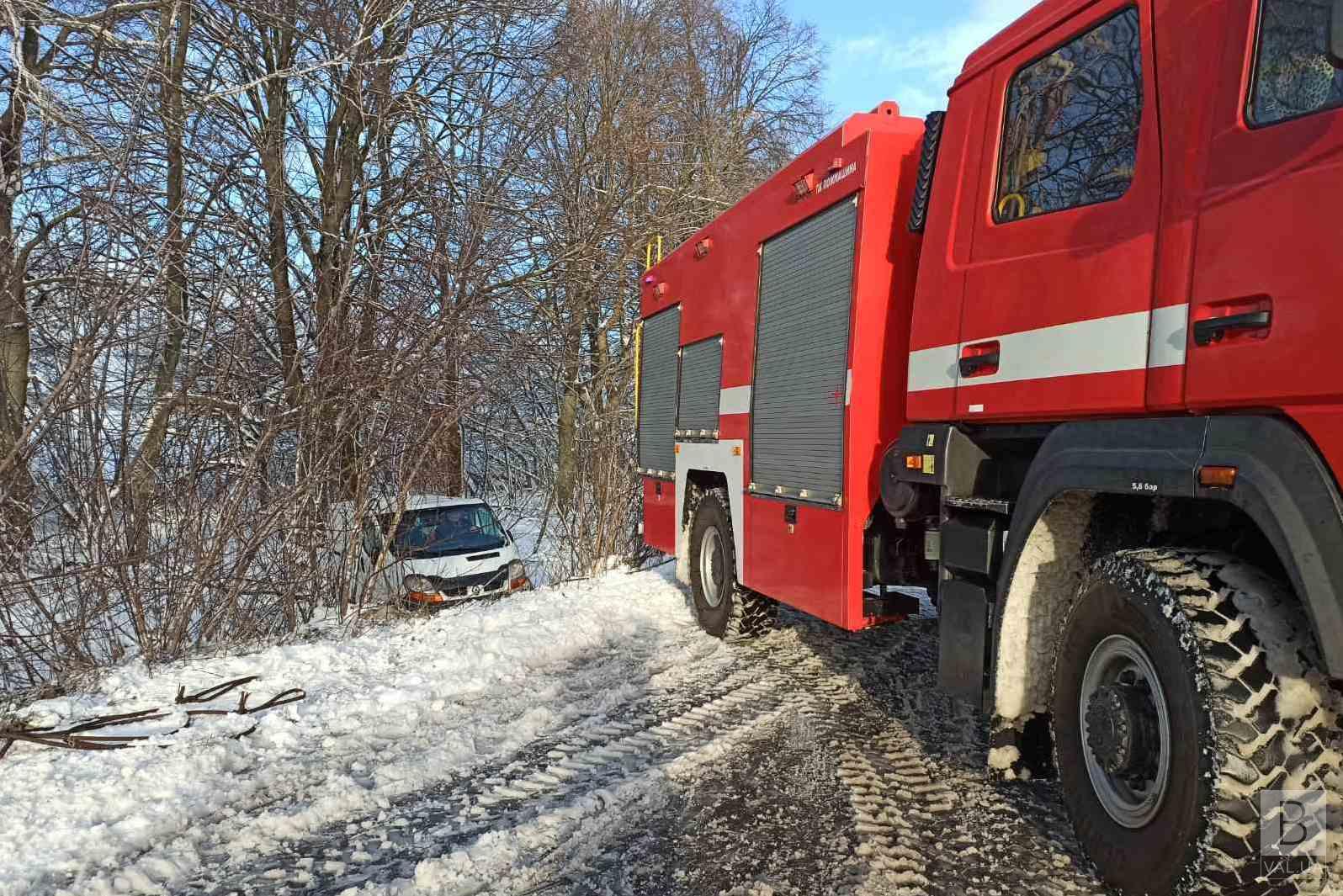 Протягом минулої доби на Чернігівщині рятувальники виільнили зі снігових заметів 12 транспортних засобів. ФОТО