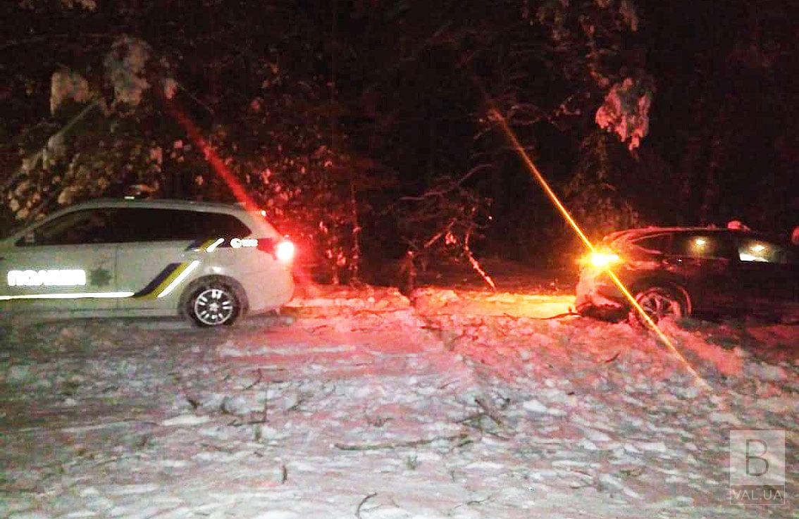 Поліцейські допомогають водіям, авто яких потрапили у «снігові пастки» на автошляхах області. ФОТО
