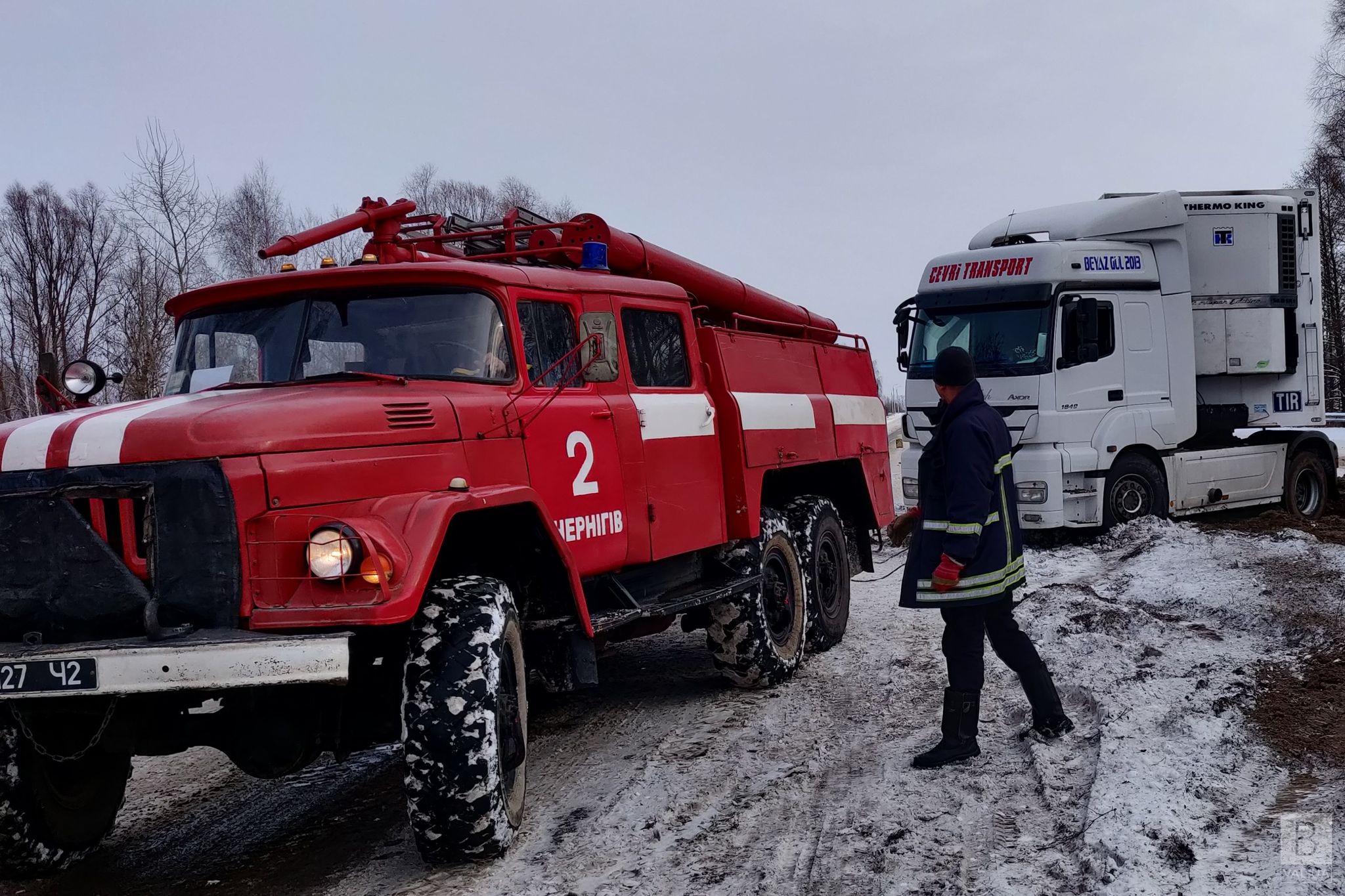 Рятувальники визволили фуру із снігового замету в Чернігівському районі. ФОТО