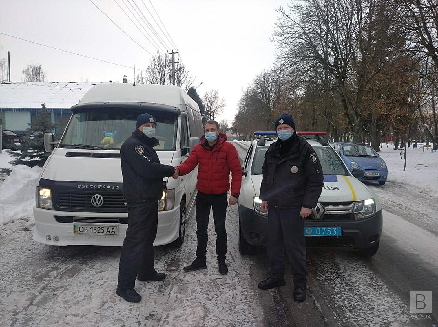  В салоні мерзли люди: на Чернігівщині патрульні допомогли водію рейсового мікроавтобусу