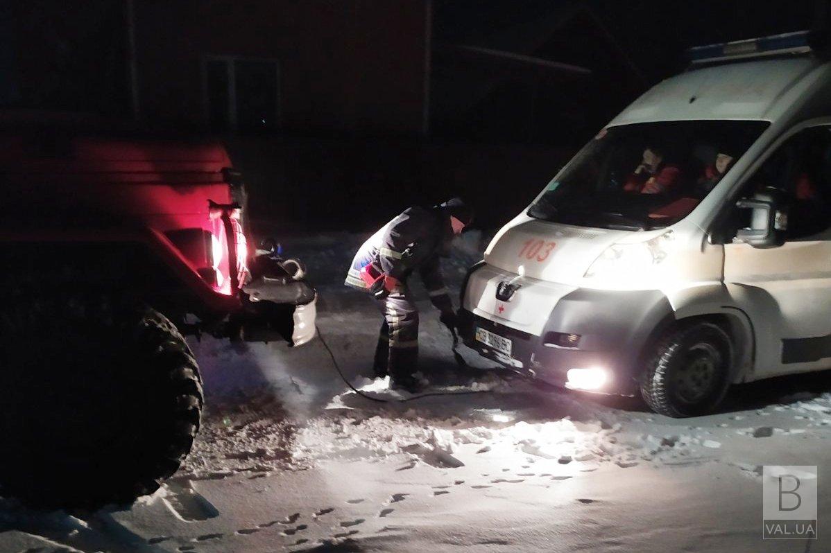 За минулу добу на Чернігівщині рятувальники вивільнили із заметів 6 вантажівок, один легковик та «швидку». ФОТО