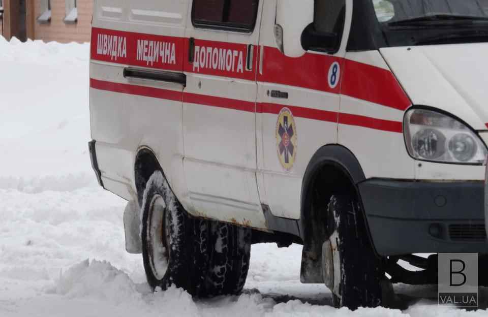 Стікав кров’ю: на Чернігівщині до лікарні доставили молодого чоловіка з різаними ранами