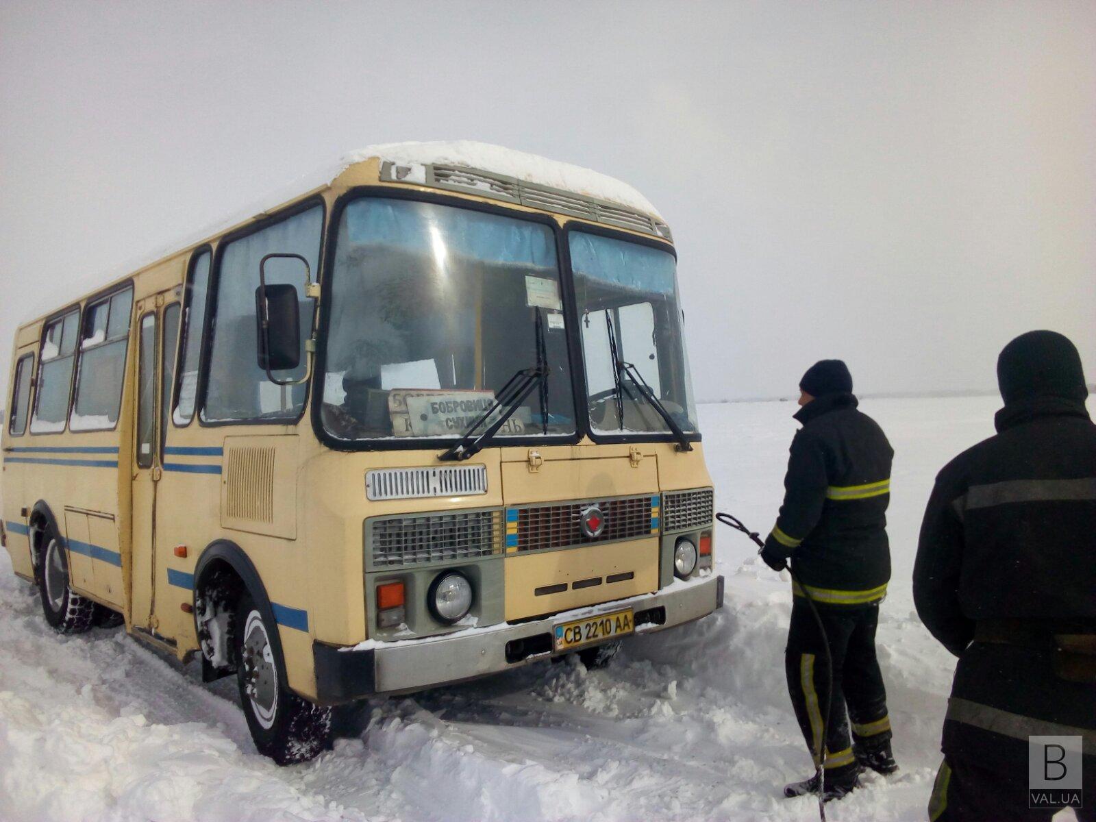 За добу рятувальники Чернігівщини вивільнили із снігових заметів 45 одиниць техніки. ФОТО