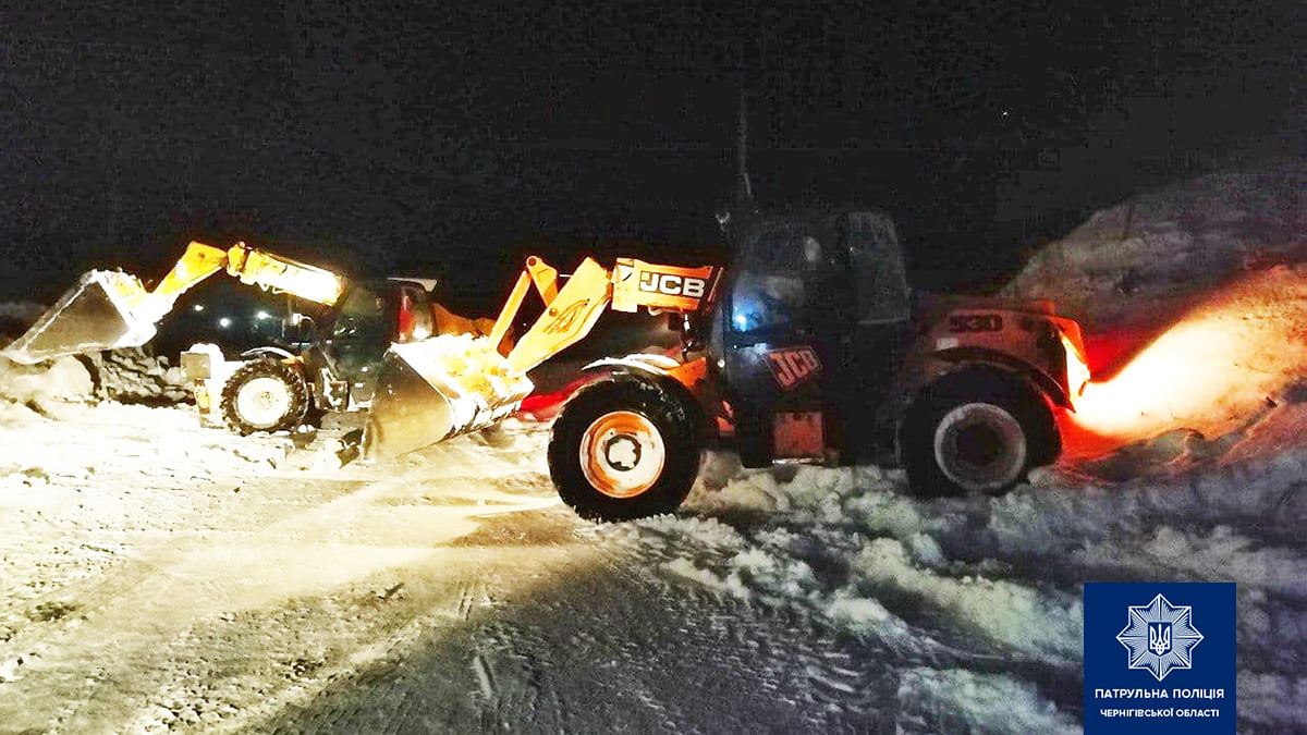 У Чернігові прибирали сніг двоє п'яних трактористів. ФОТО