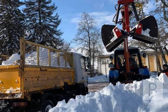 З вулиць Чернігова щодоби вивозиться 3,5 тисячі кубометрів снігу