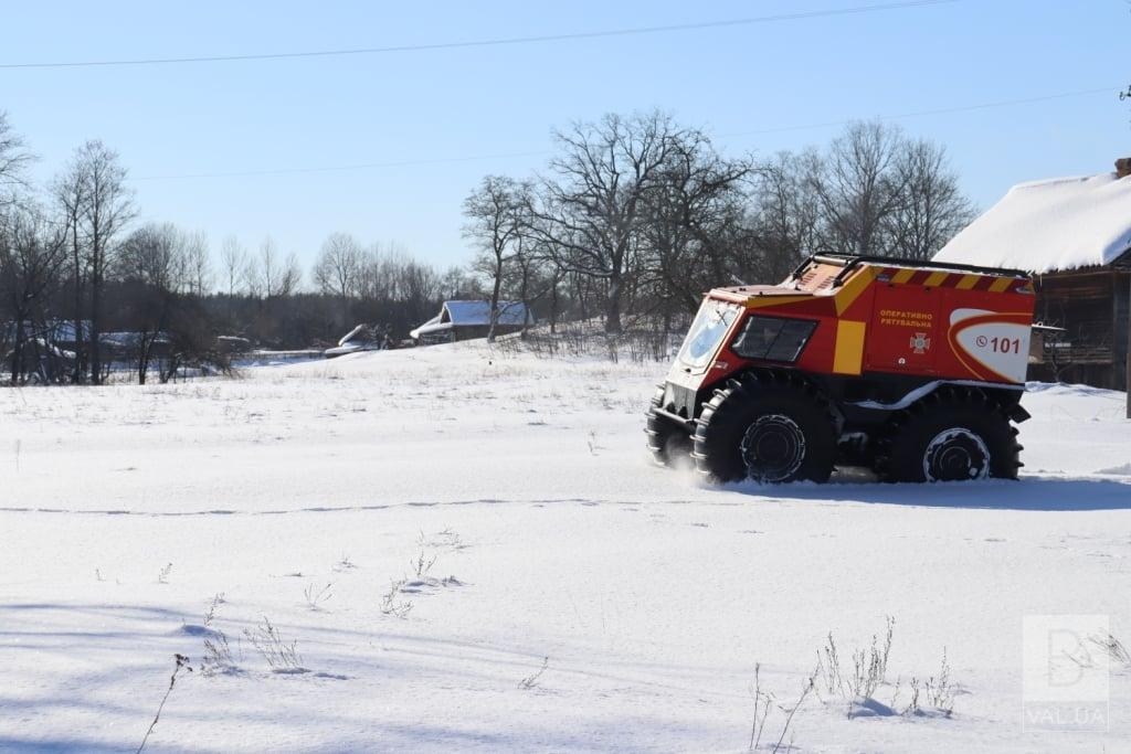 На Чернігівщині снігоболотоходом привезли в села медика та продукти. ФОТО 