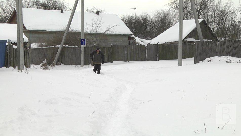 Місяць без води, два тижні без хлібу: жителі села на Чернігівщині заблоковані снігом