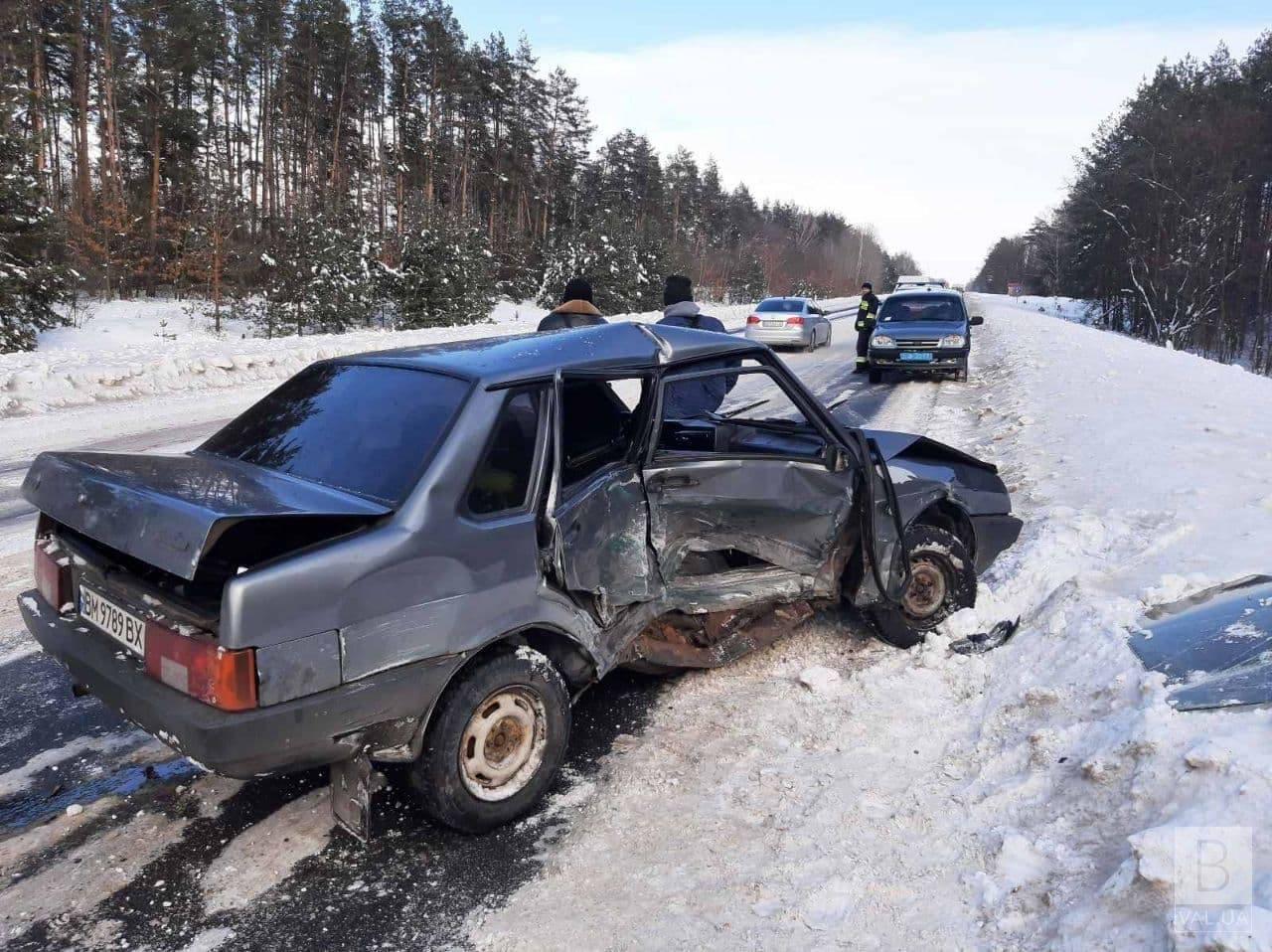 На Чернігівщині рятувальники деблокували водія, який постраждав у ДТП. ФОТО