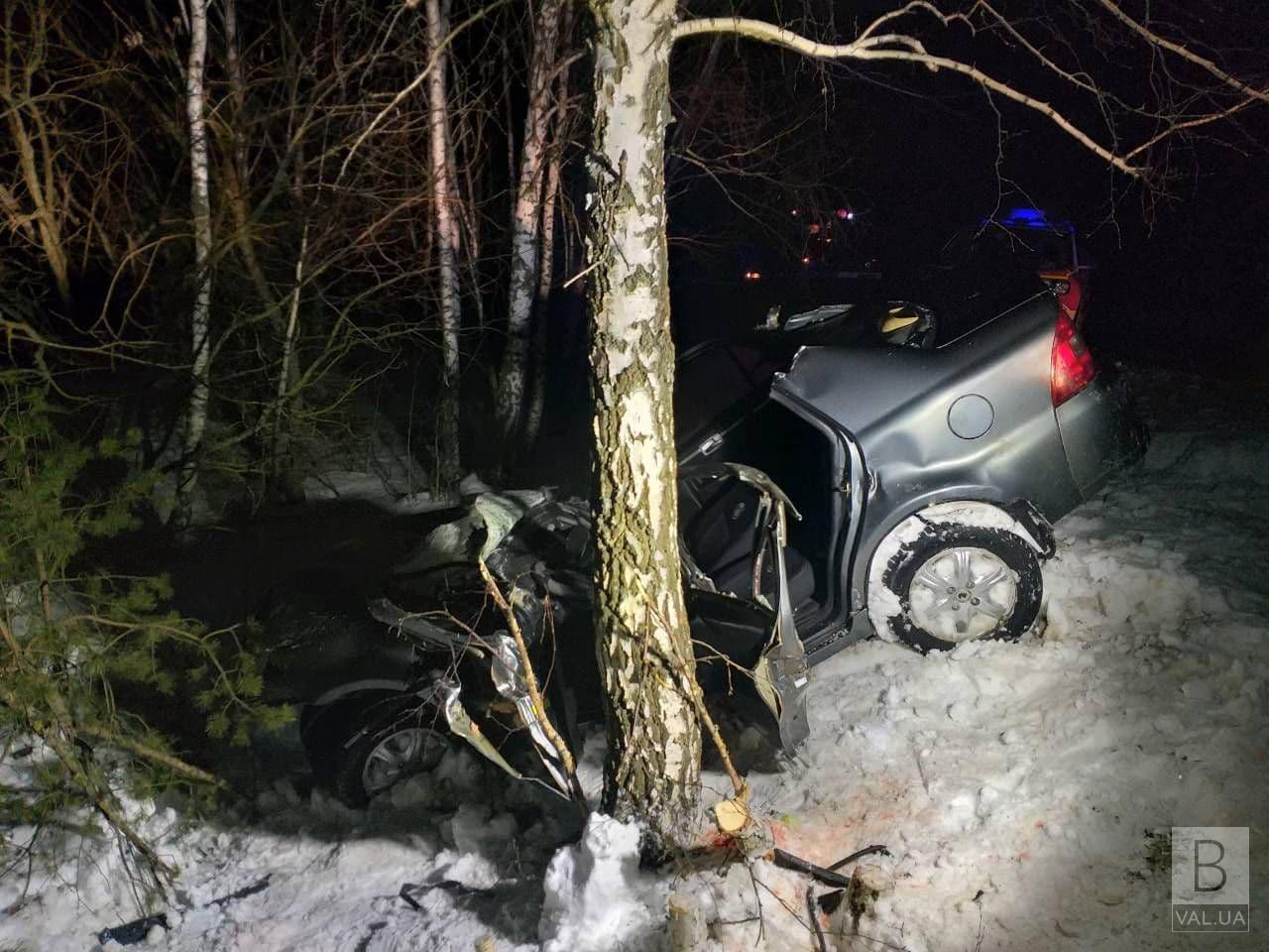 У Чернігівському районі легковик зіткнувся з деревом та перекинувся: водія вивільняли рятувальники. ФОТО