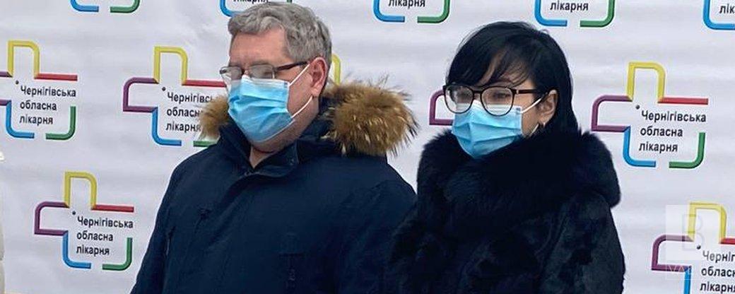 Завідувач відділення обласної лікарні першим вакцинувався на Чернігівщині