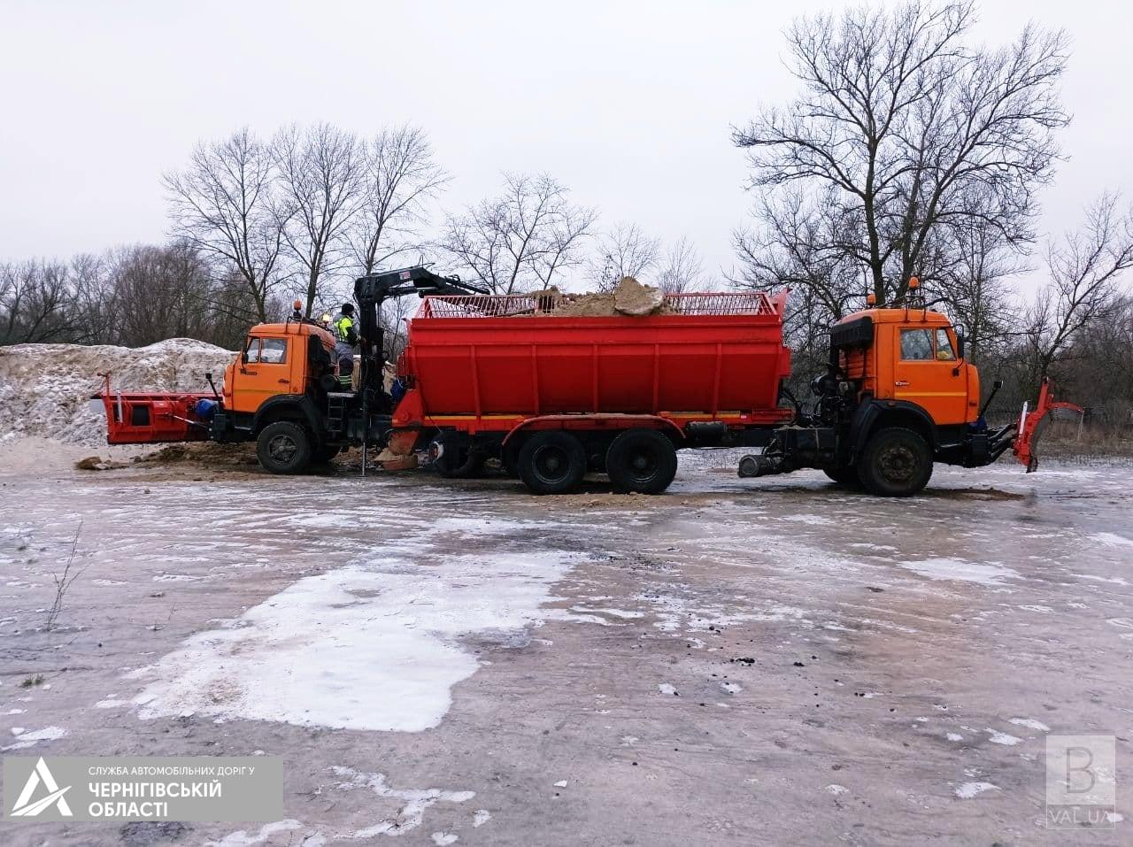 Дорожники області розчищають місця зупинки, заїзних кишень та узбіч від злежаного снігу ВІДЕО